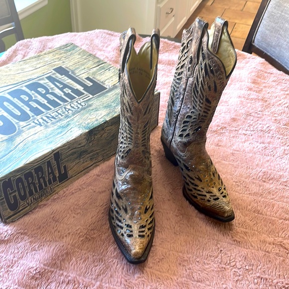 Corral Shoes - Corral vintage boots- brown